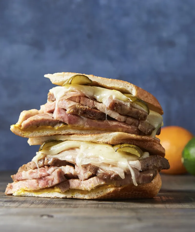 キューバサンドの定番！　柑橘系果汁とフレッシュハーブに漬け込んで焼き上げるモホローストポークをたっぷり挟みました。