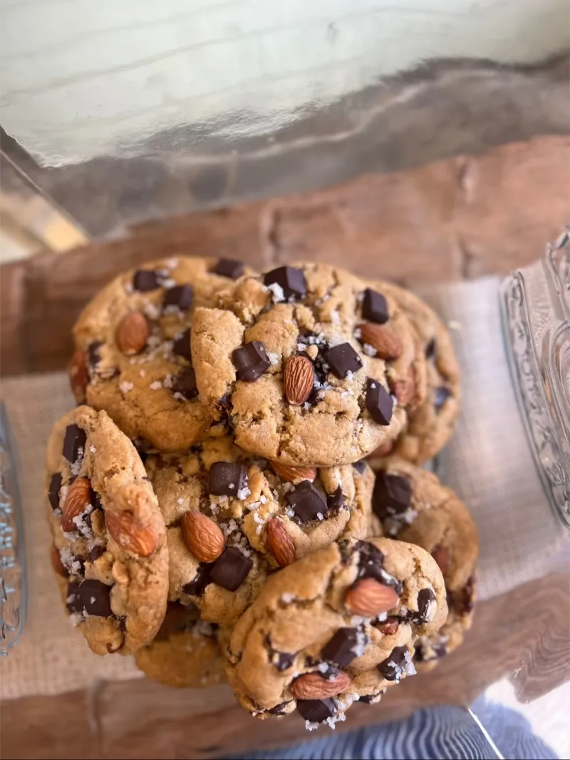 72%の高カカオチョコレートとたっぷりのナッツでお作りしているアメリカンチャンククッキーは隠れ人気メニュー。