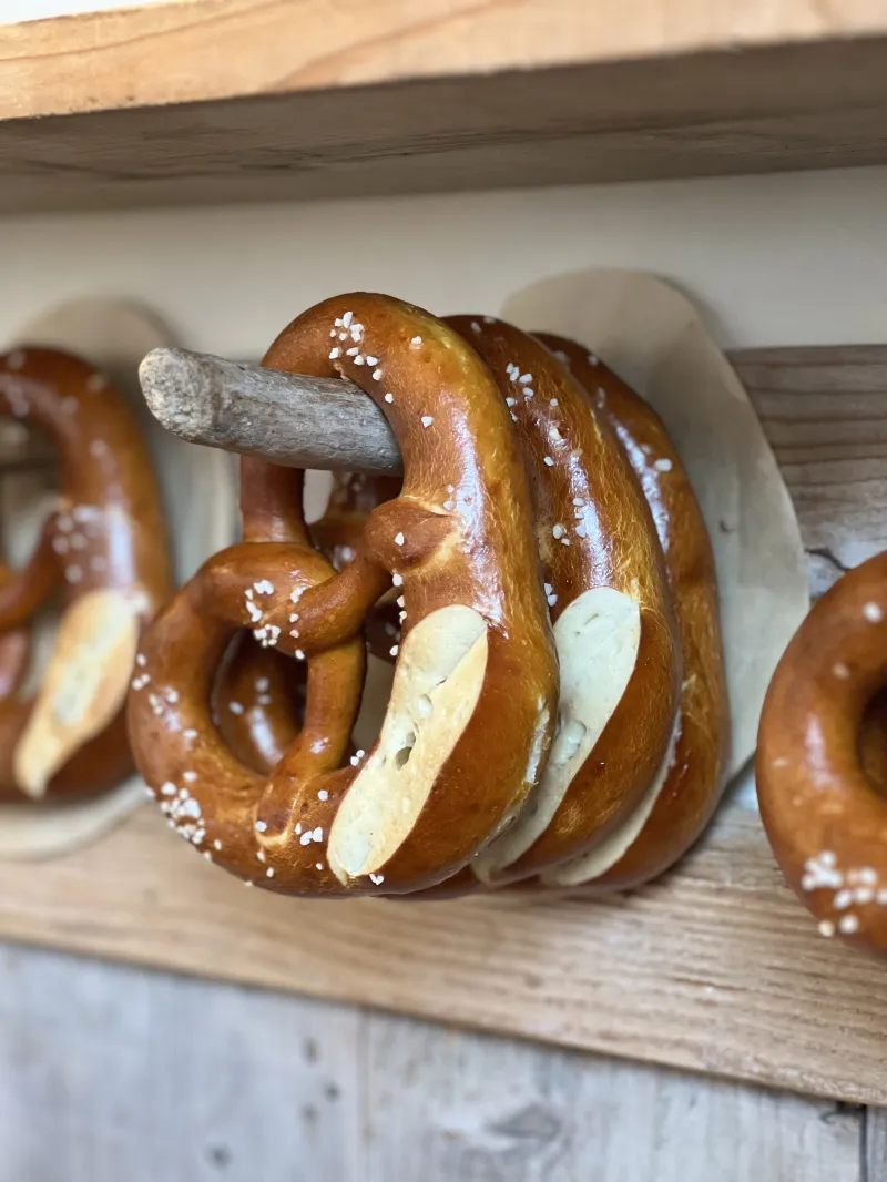 スモーキーな香りでムッチリ生地があとをひくプレッツェル