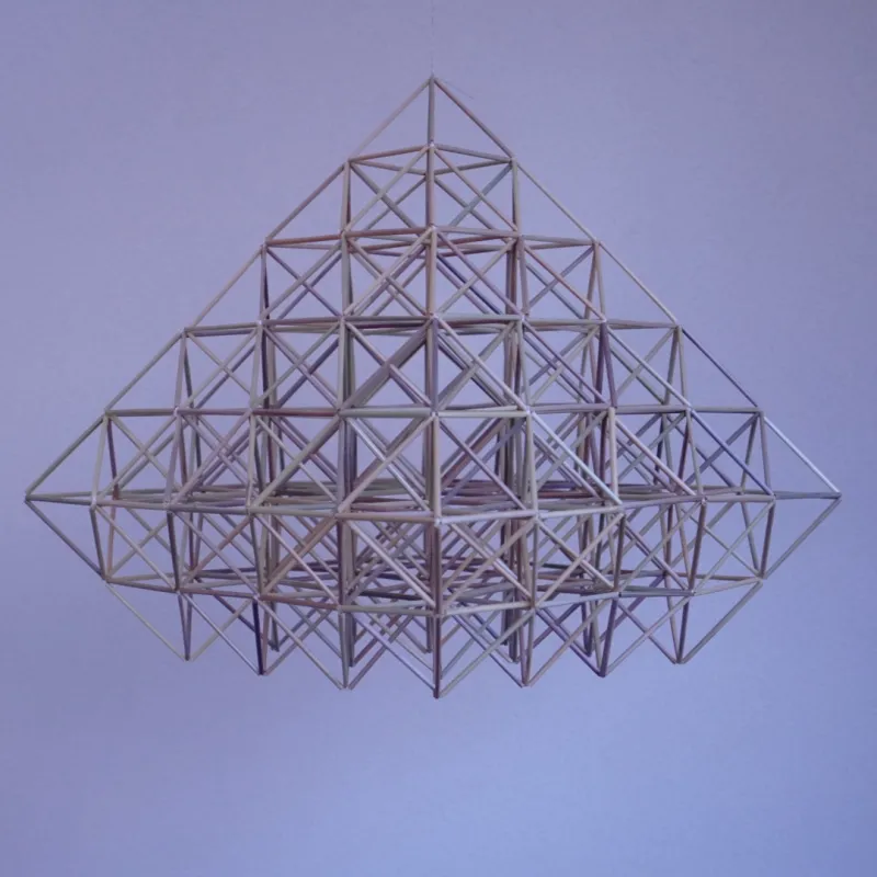 「やまなみ」ヒンメリが春風を纏ってくるくるとまわる様は山並みのように幻想的です。