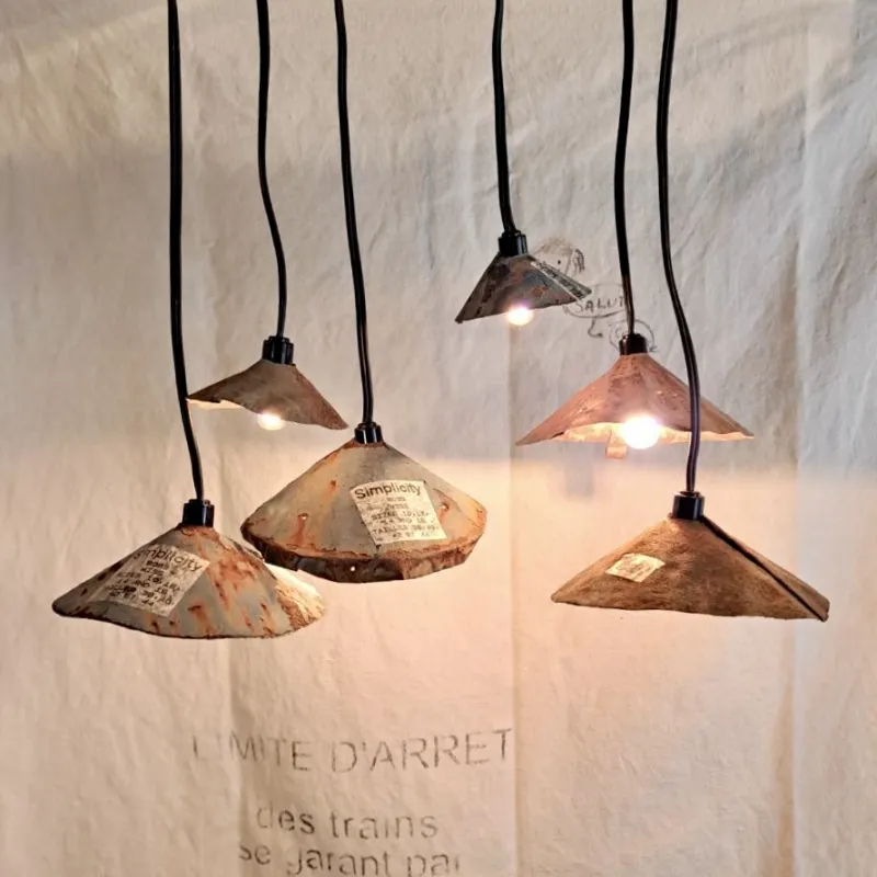 古いブリキを用いてシェードを制作したちびっこライト。小さな灯りです。