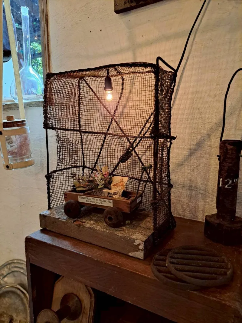 カゴにライトをつけたらディスプレイラックになりました。