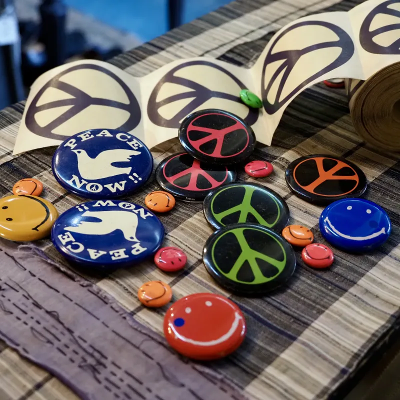 70年代のヒッピーカルチャーを象徴する缶バッジやデカール