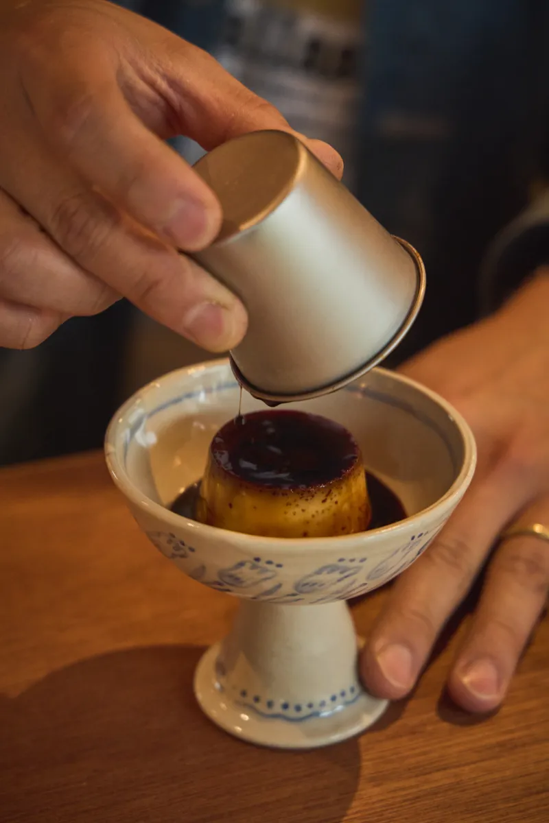 カタメ！　カラメルニガメ！　昔ながらのプリンです。当店の人気メニューを蚤の市でも。