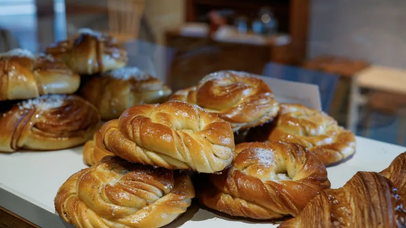 毎朝焼きたて！　シナモンロールとカルダモンロール