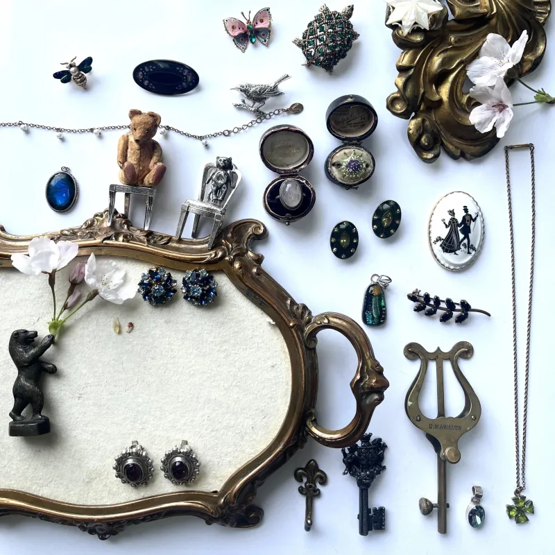 イギリスやフランスの各地を旅して集めたヴィンテージアクセサリー色々