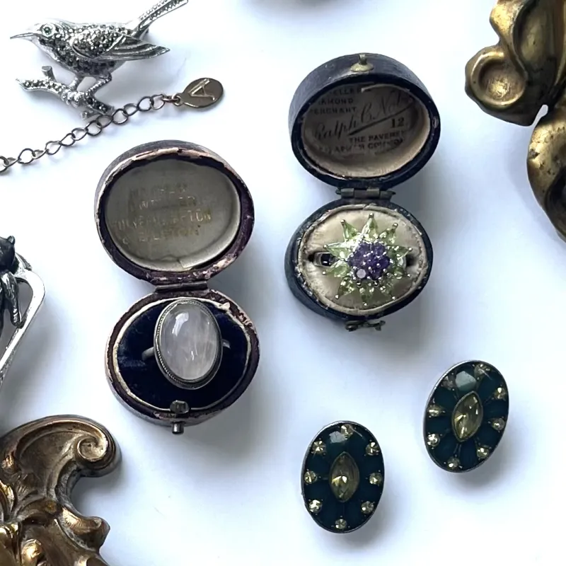 シルバーリングもメンズ、レディースともに色々揃えてございます。