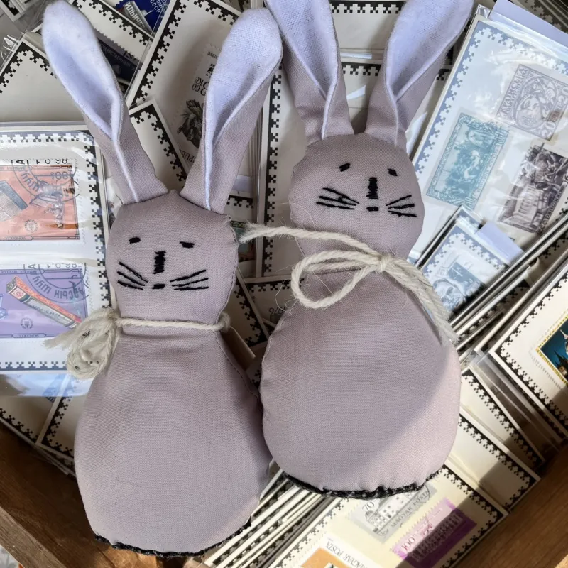 ゆる顔がかわいい 東欧のハンドメイドのうさぎさん