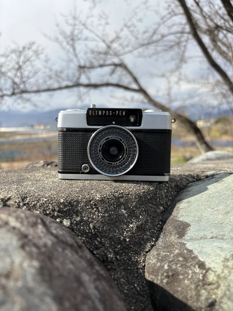 倍の枚数写真が撮れるハーフカメラの代表、「オリンパスペンEE」シリーズ