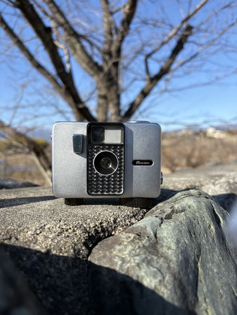 ゼンマイ巻上げの可愛いハーフカメラ「リコーオートハーフ」