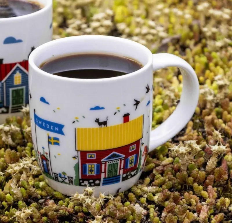 北欧らしい街並みやモニュメントがブロック調に描かれたミニサイズのマグカップ