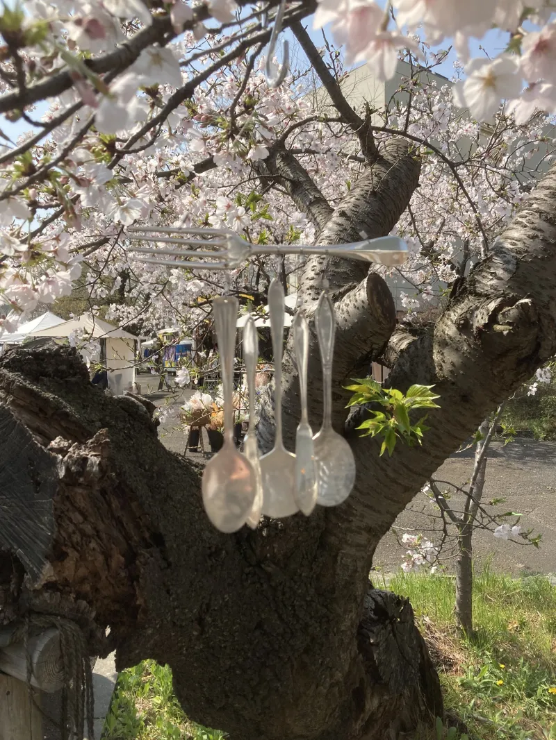 当店の定番商品、カトラリーで作ったウインドチャイム。素敵な音色を奏でます。