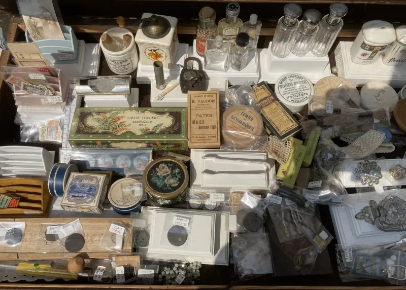 フランスの古い雑貨色々持ってきます。