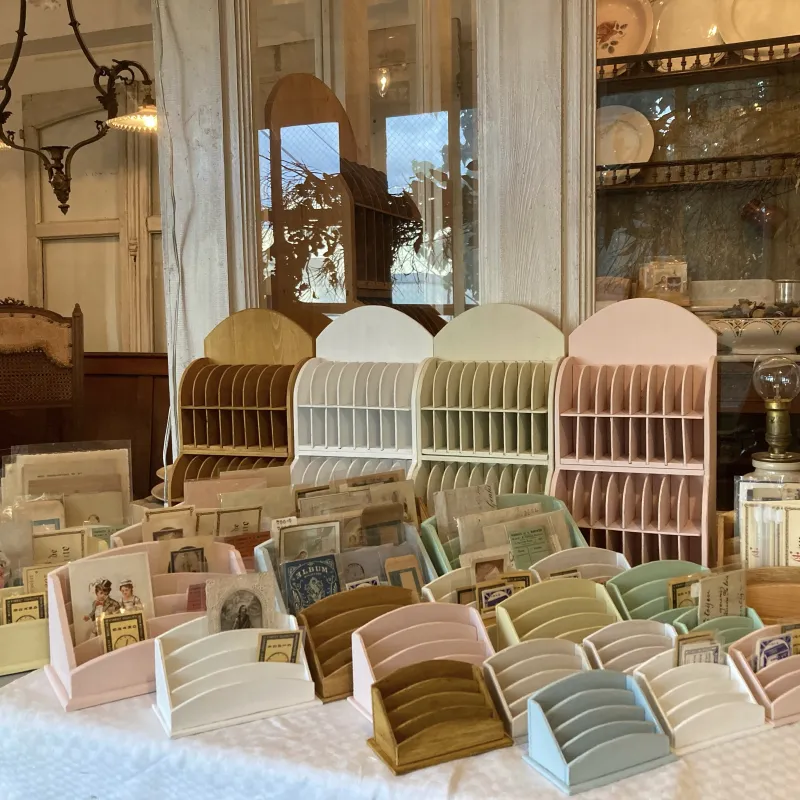 ミニサイズのレターラックや紙ものもたくさん持っていきます。