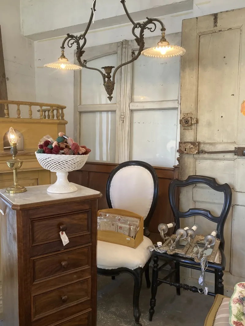 フランスの古い家具や椅子も持っていきます。