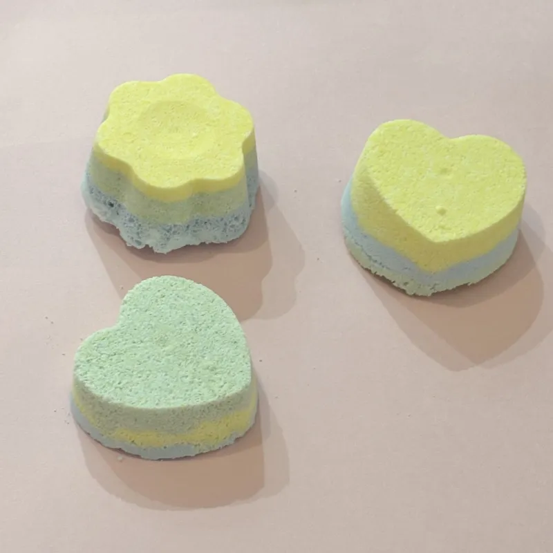 カラフルでかわいい形のバスボム。お風呂タイムが楽しくなるよ！