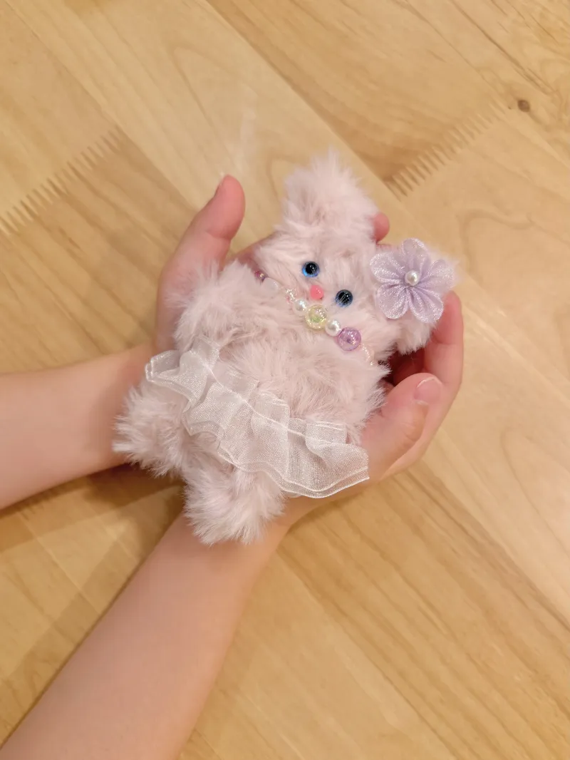 手作りのネックレスをつけた可愛いねこちゃん。色違いのねこちゃん達もいるので、おそろいにもおすすめです！