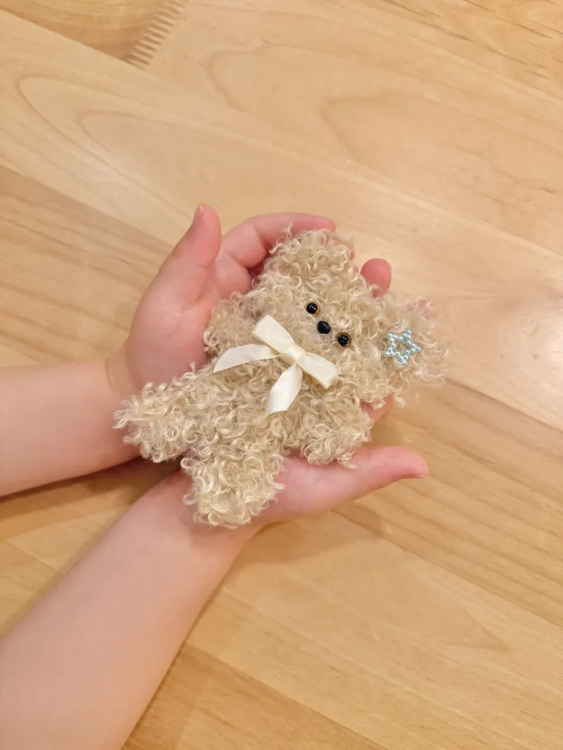 くるくるとした毛並みとシンプルなおめかしが可愛いくまさんです！