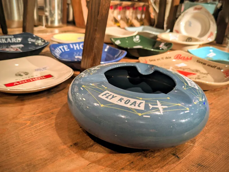 イギリスのパブで使われていたような灰皿です。小物置きなどにいいと思います。