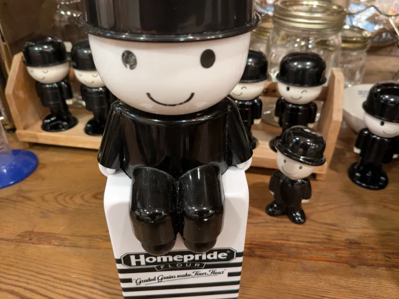 イギリスの小麦粉メーカーキャラクターのフレッド君フィギュア。いろんな大きさ並べます。