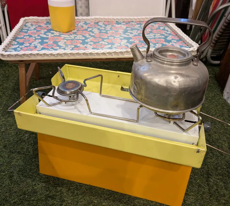 ピクニック等に最適なヴィンテージ「PRIMUS」のストーブや花柄がかわいいピクニックテーブル