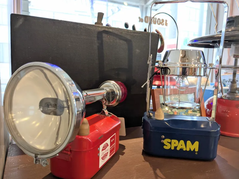 USヴィンテージのフラッシュライトにランタン。全て電池式で、もちろん手軽に使用可能。