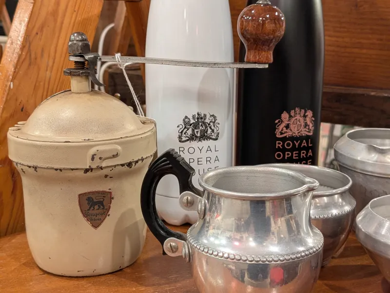 コーヒーミルやポット等もたくさん並べる予定です。画像は「プジョー」の「G1」