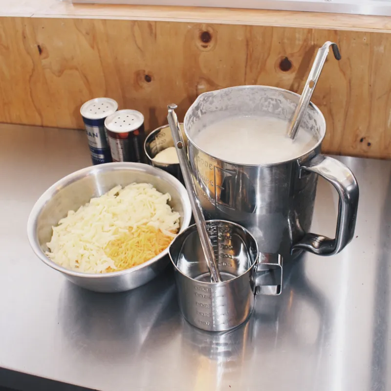 ガレットの生地は、山形の石臼挽きそば粉と、フランス・ゲランドの塩、水。ゆっくり寝かせて、いい焼き色、いい香ばしさに。