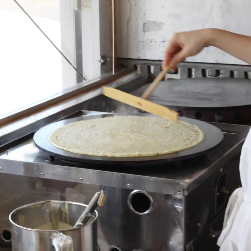 約230℃の鉄板で、一気に焼き上げます。そば粉のいい香り。