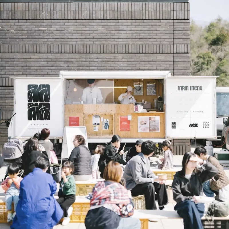 設計は一級建築士の野村亮介。製作は「CIRCUS」。針葉樹合板の木と、アルミのシルバーを基調としたデザイン。