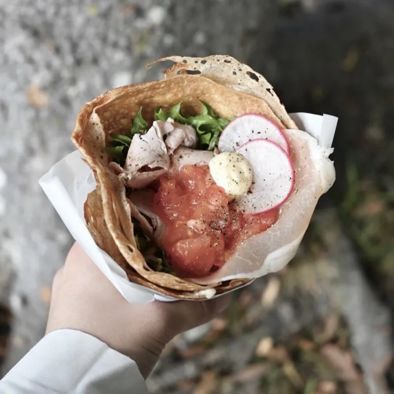 ワンハンドで食べるガレット。歩きながらでも、食べられちゃう。