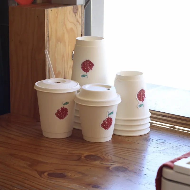 ガレットのペアリングといえば、りんごのお酒シードル。今回はノンアルコールの林檎ジュースをご用意。4歳の女の子がデザイン。