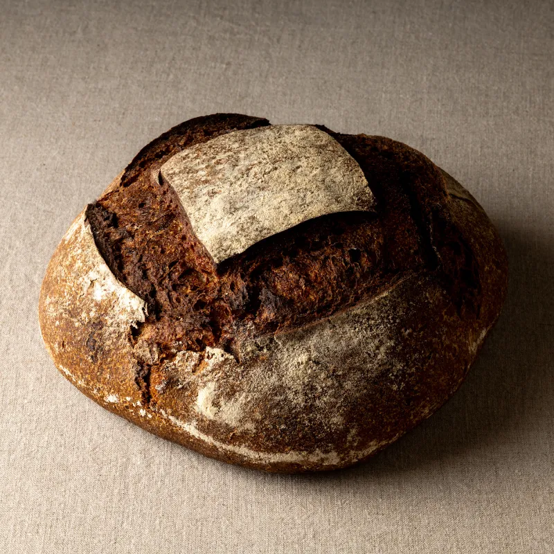 月日堂製パンの看板商品。小麦•ライ麦•塩•水というシンプルな材料をルヴァンで醸して薪窯でガッチリ焼く酸味のあるパンです。