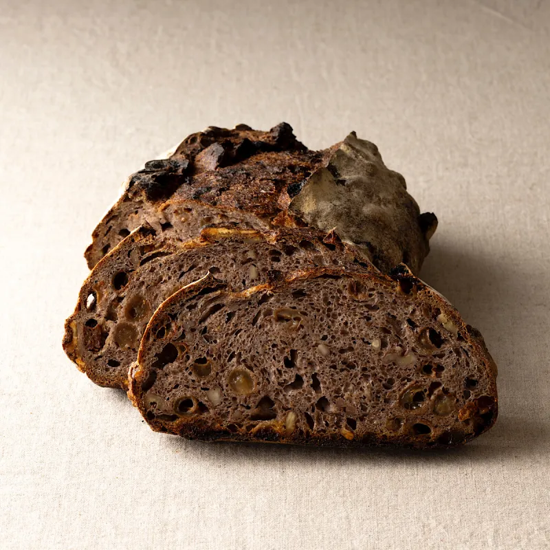 小麦全粒粉の生地にレーズンとクルミ。クリームチーズとの相性抜群の食事パンです。