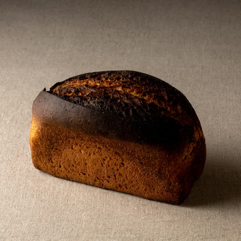 小麦、粗糖、卵、バターを牛乳で仕込む、リッチな配合のパン。おやつにもお食事にもどうぞ。