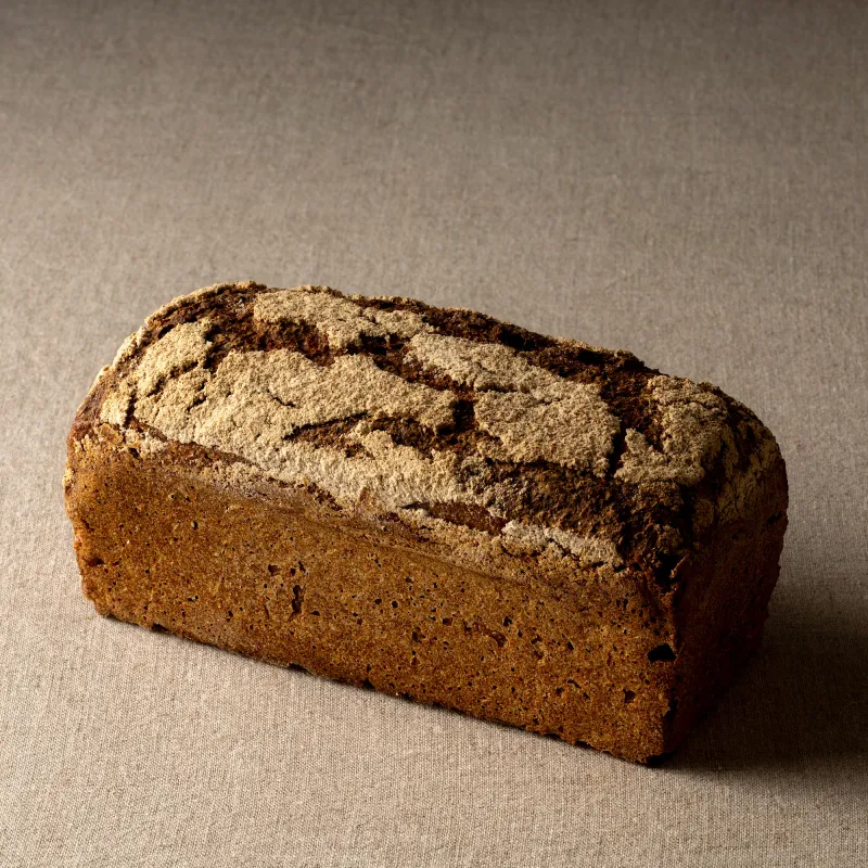 安曇野産ライ麦100%で焼き上げるシンプルな食事パンです。粗挽きのライ麦の粒感もお楽しみください。