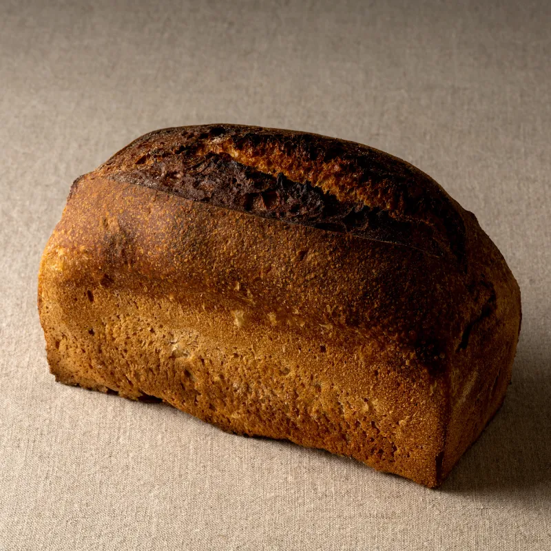 小麦（ユメアサヒ、ゆめかおり）、塩、水のシンプルな配合のパン。外皮が薄く中身のもっちり感が特徴です。