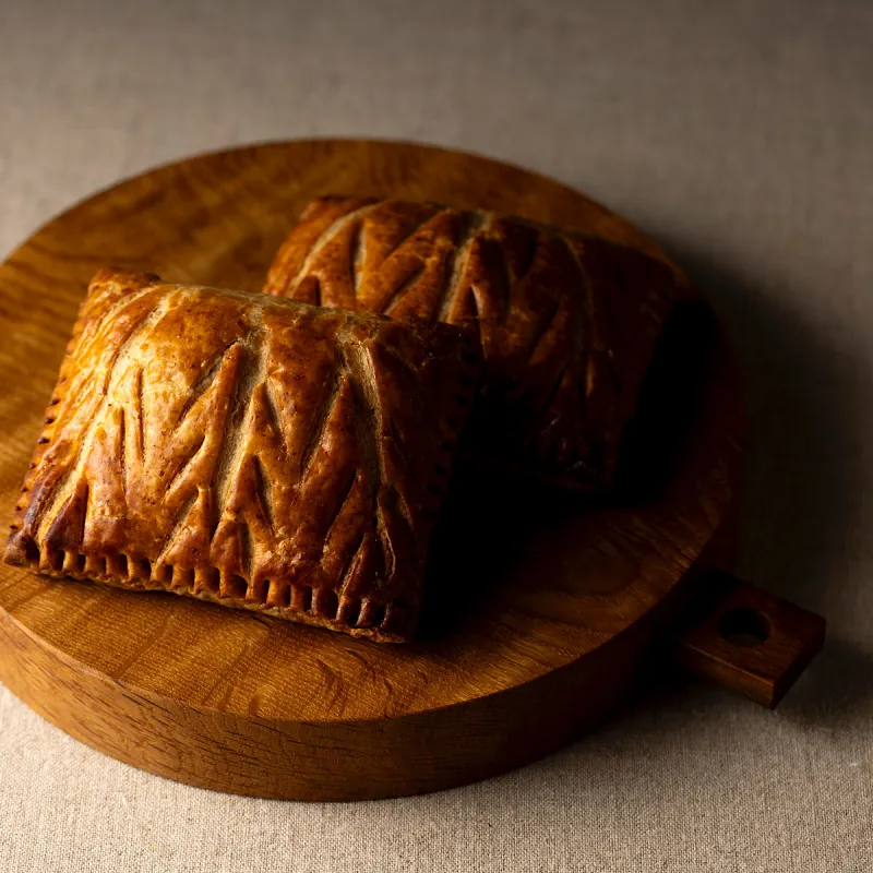 安曇野産のりんご「ピンクレディ」を使用した小麦全粒粉の折りパイです。