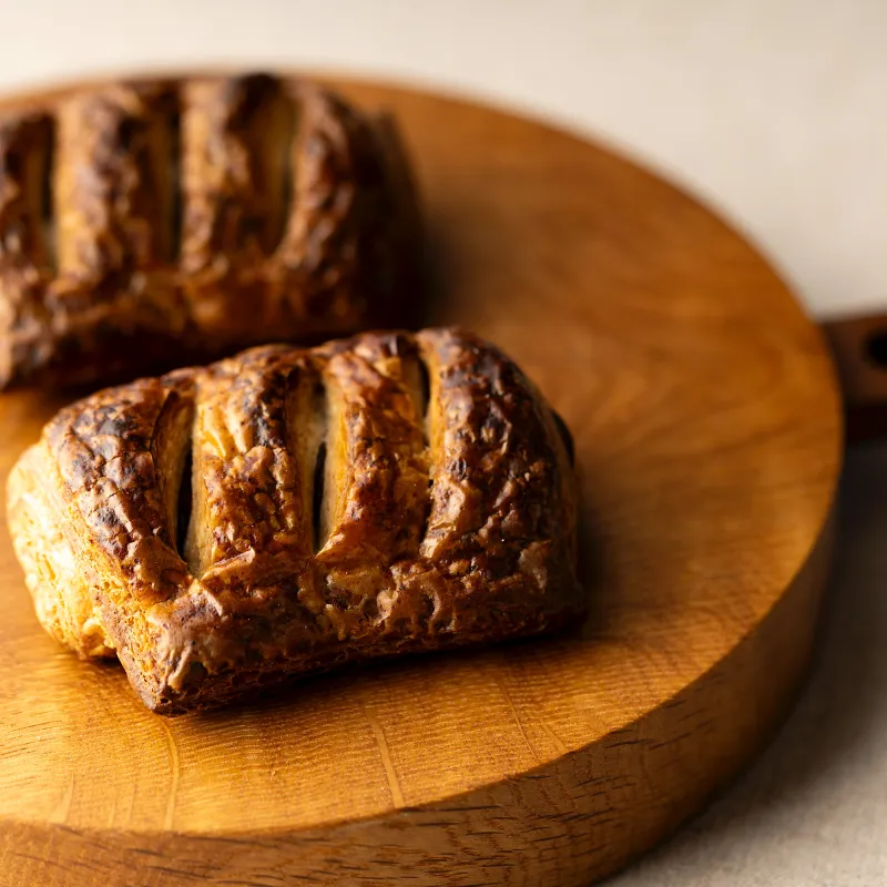 クロワッサン生地にフランス産のビターチョコレートを2種巻き込んで焼き上げます。隠し味は木苺のジャムです。