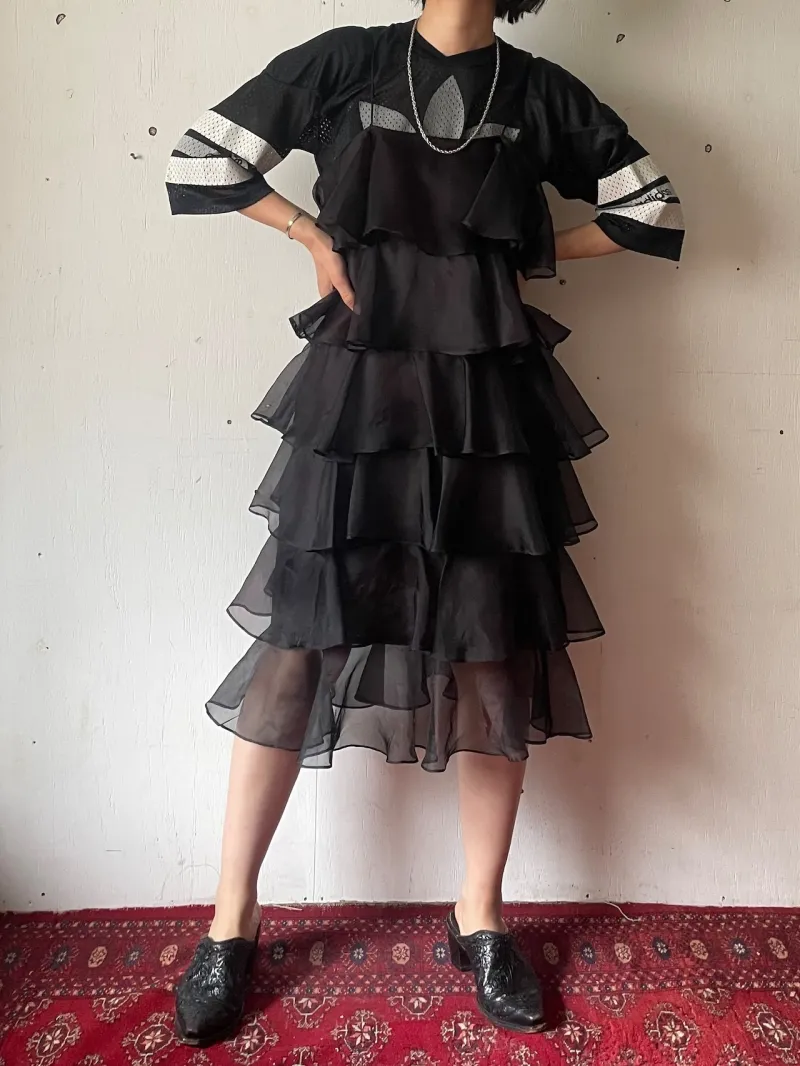 1980年代、シアー素材のティアードワンピース