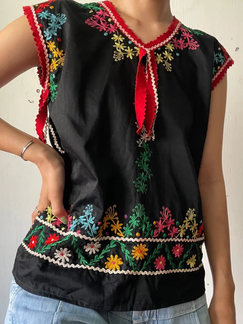 1970年代、可愛いらしい刺繍のメキシカントップ