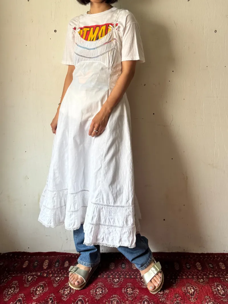 1930年代のアンティークワンピースと1980年代 の「BATMAN」ティーシャツ