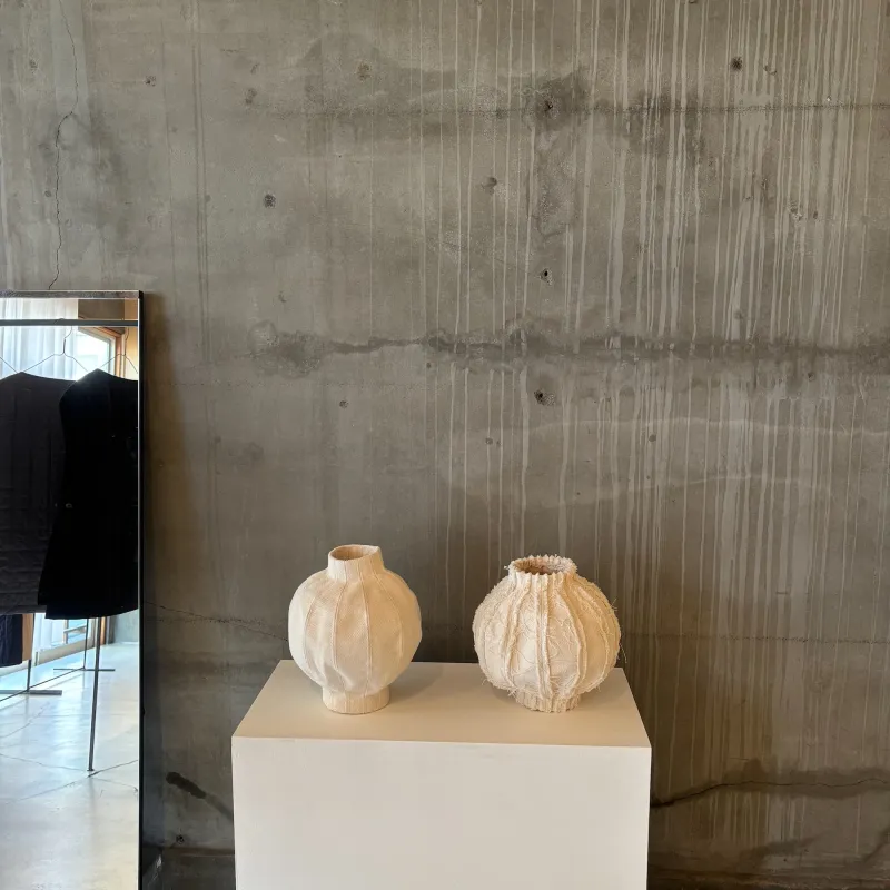 韓国の月壺「タルハンアリ」をイメージしたファブリックベース