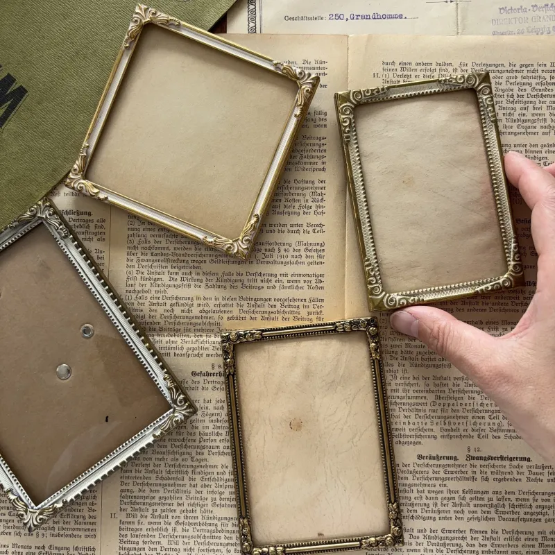 ドイツで買い付けた球面ガラスのフレーム。どれも雰囲気たっぷりです。