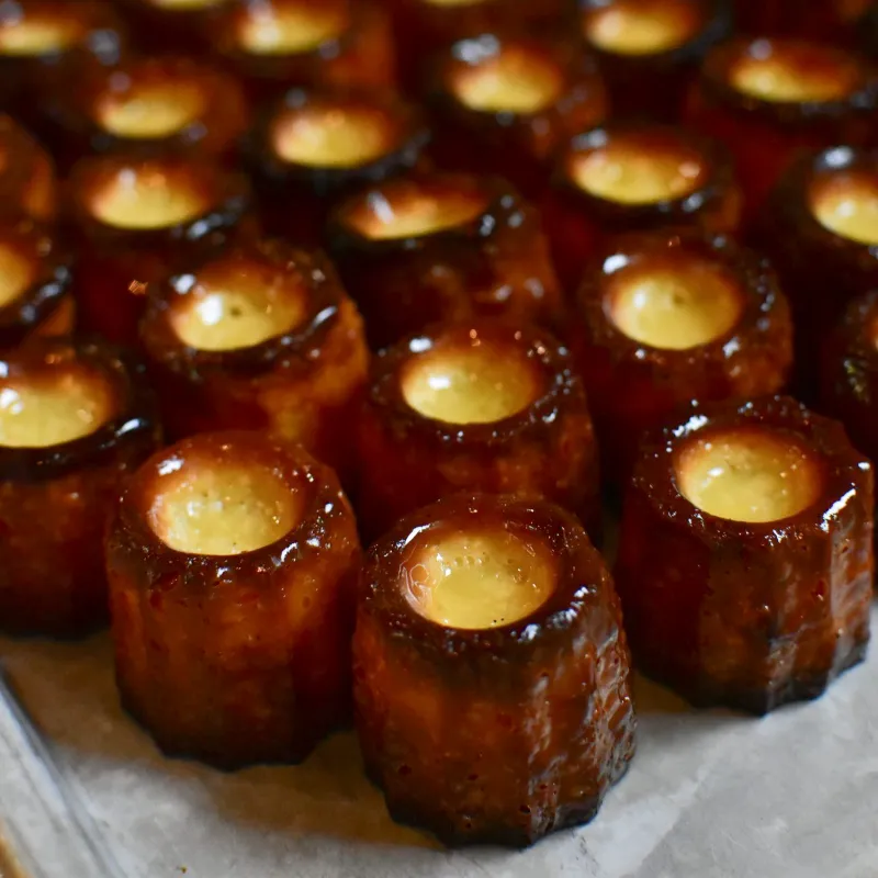 香ばしく焼き上げた外側と、もっちりとした内側。ラムとバニラがやさしく広がるカヌレです。