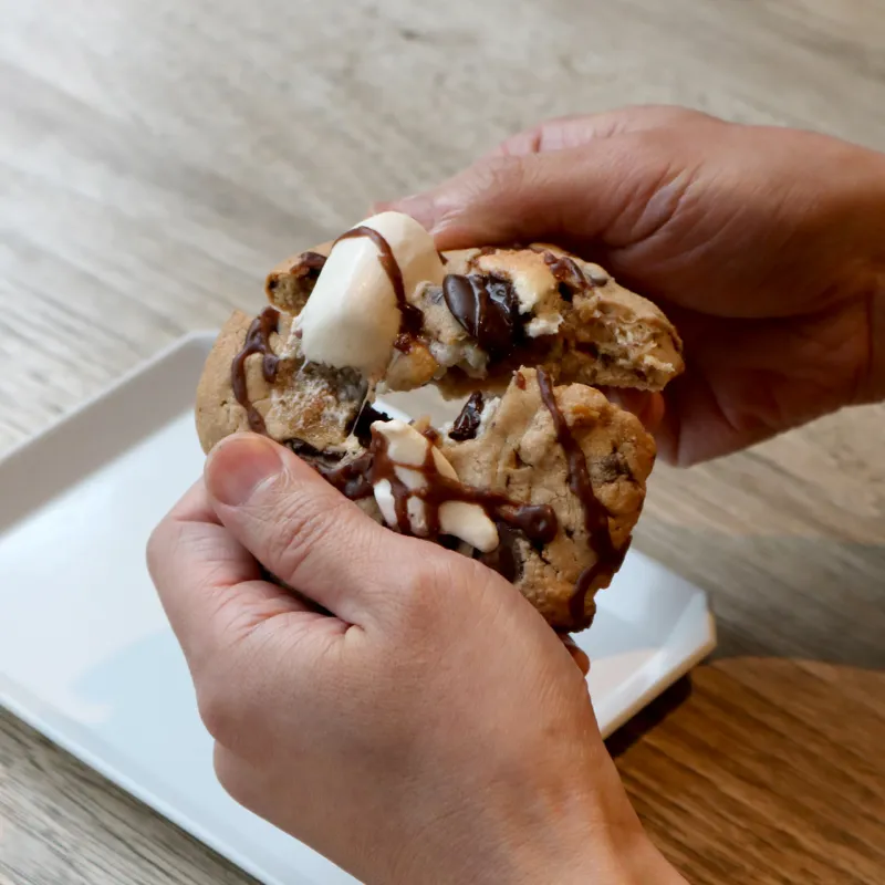 ざくっとした食感と濃厚な甘さ。オーガニック素材を使い、少し背徳感のある味わいに仕上げたクッキーです。