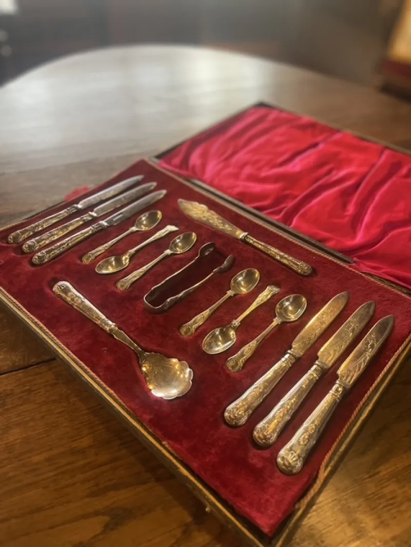 豪華な装飾が施された銀製カトラリー一式