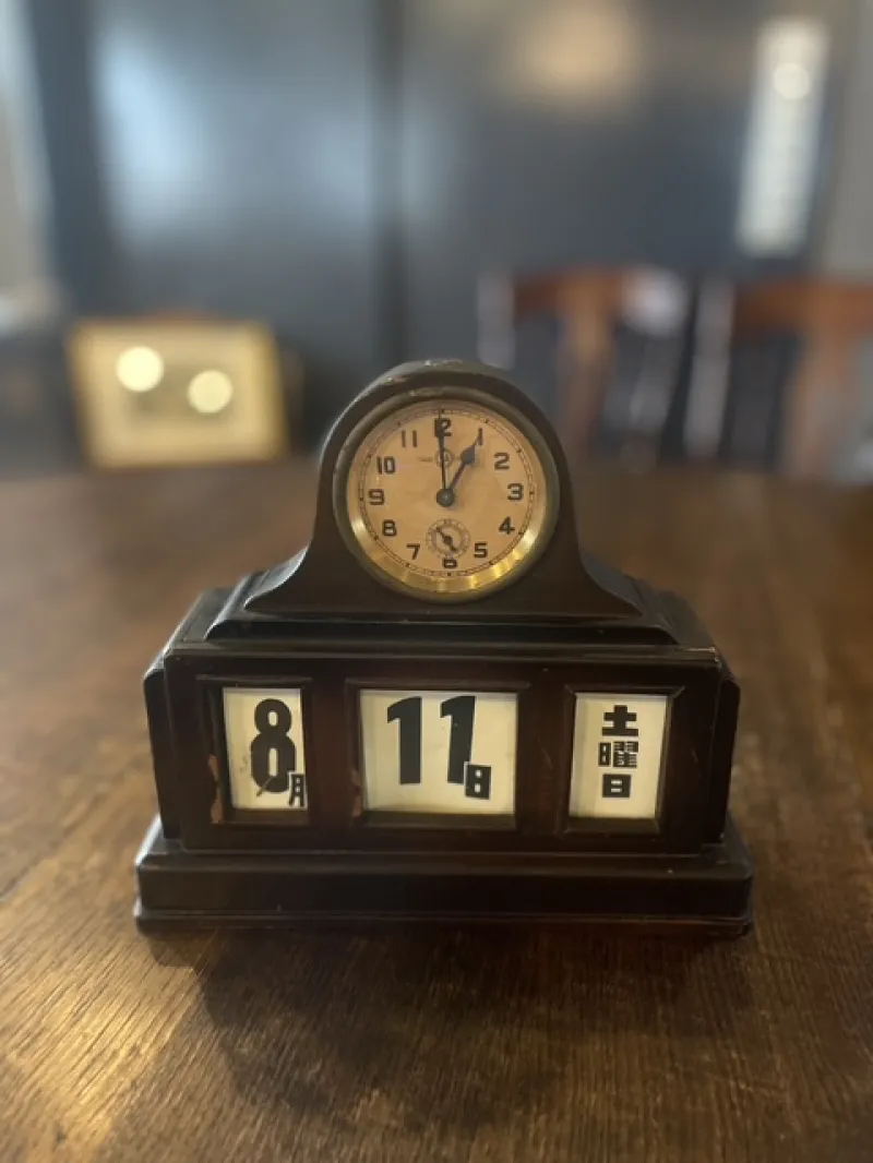 日付・曜日が表示される、珍しいカレンダー一体型アンティーク置時計