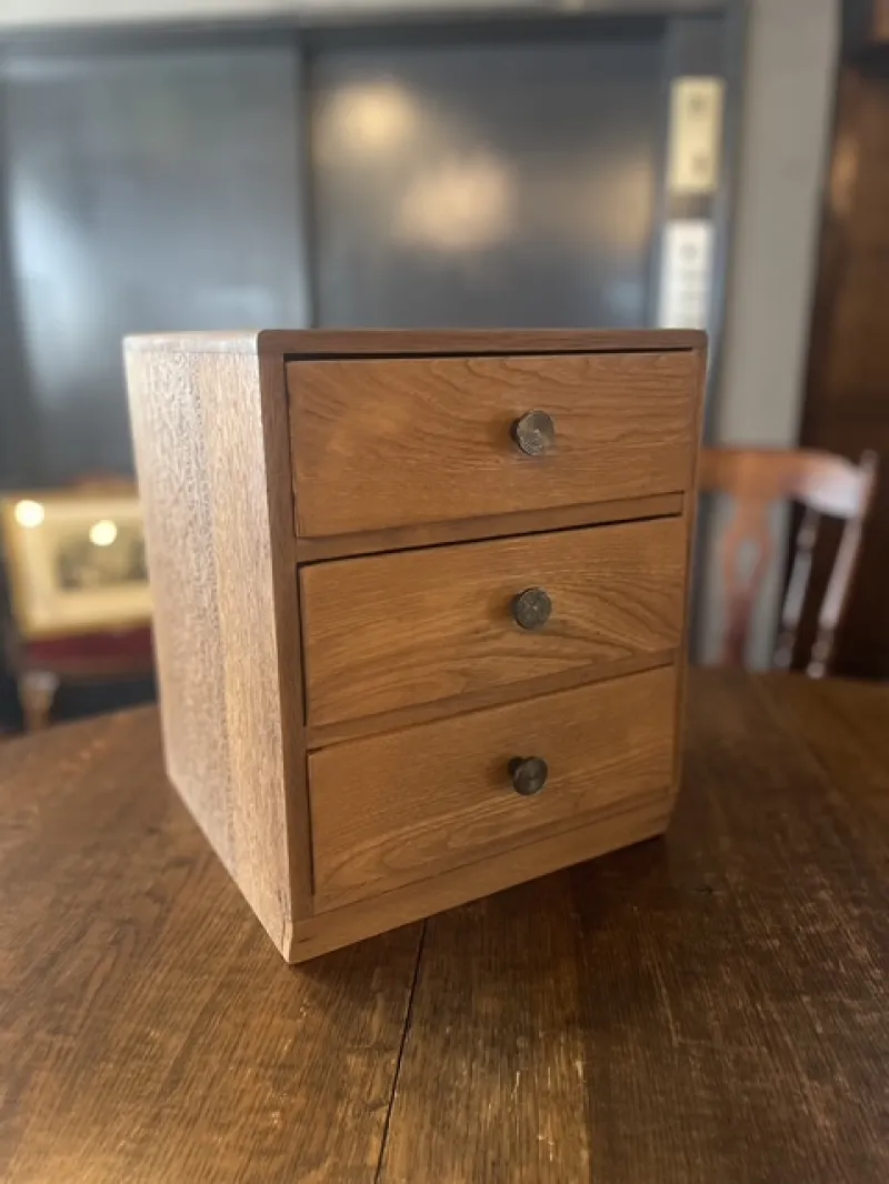 シンプルで温かみのある木製3段小引き出し。卓上の小物整理にぴったりなコンパクトサイズ