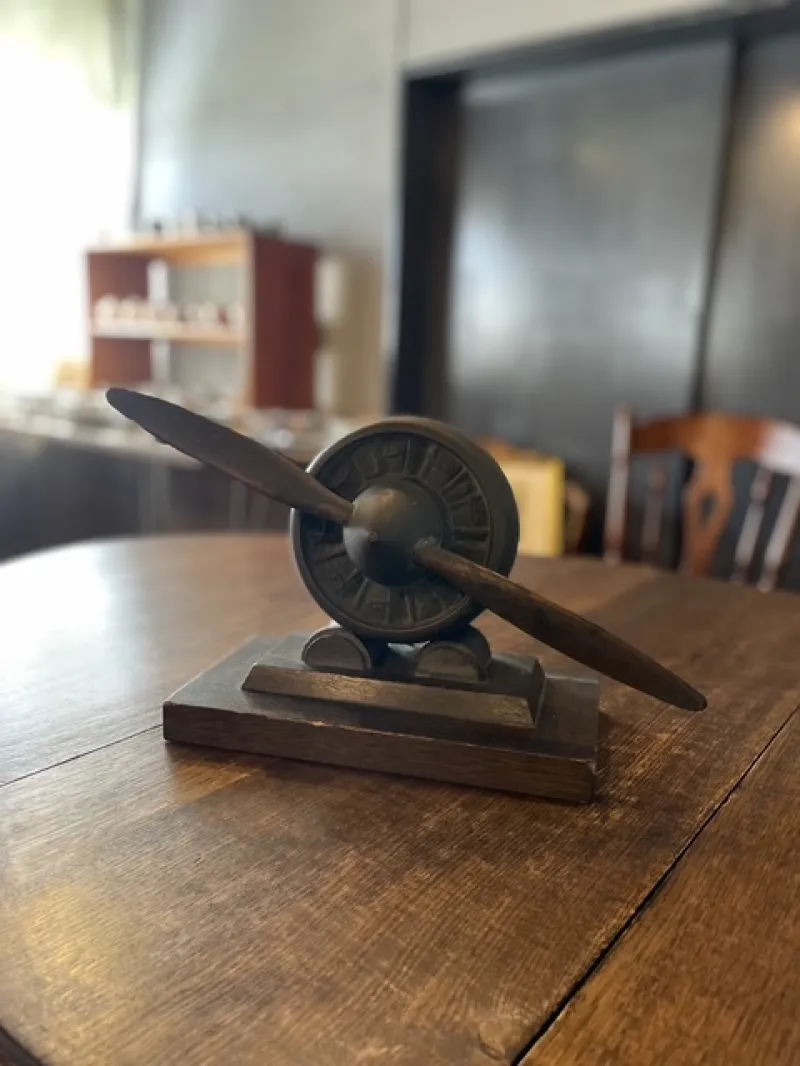 レトロなプロペラをモチーフにした真鍮製オブジェ